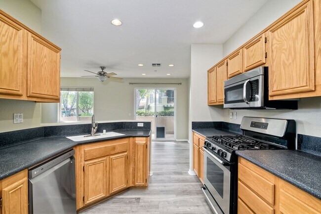Building Photo - Immaculate Town Home in the Valencia Commu...