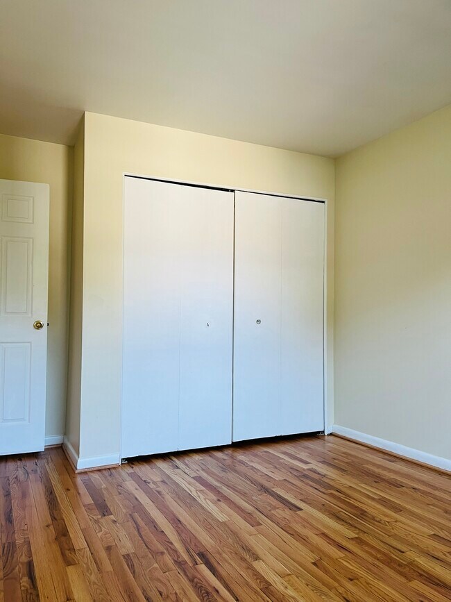 Building Photo - 2 Wimbledon Ln