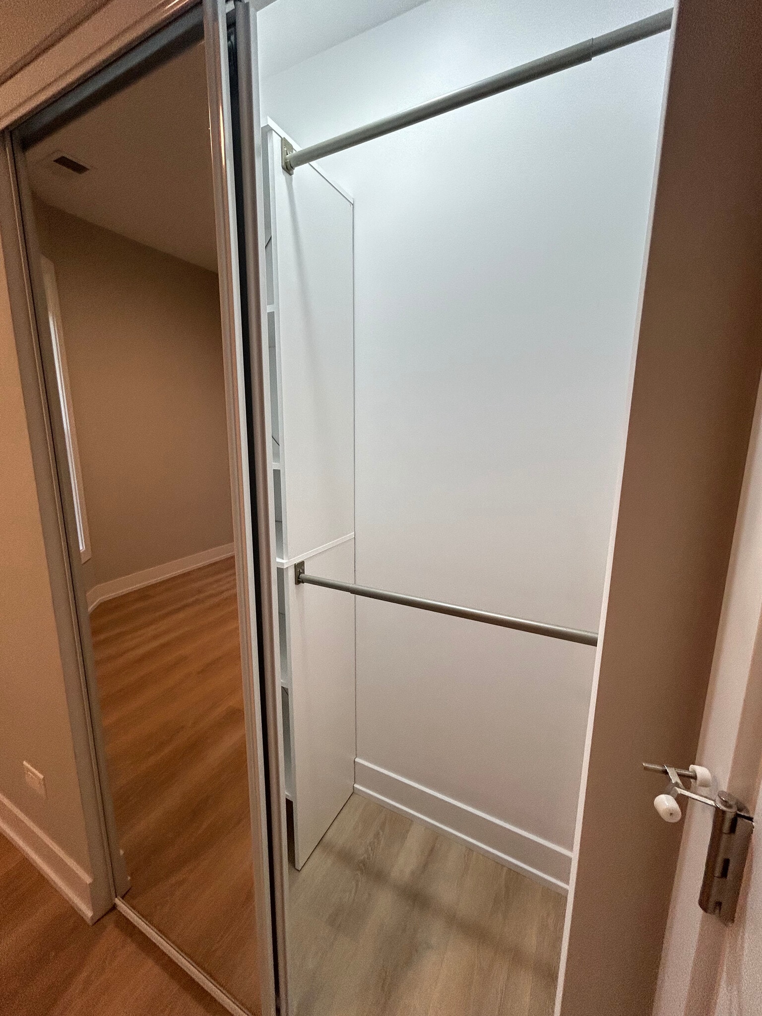 Building Photo - 423 W Belden Ave