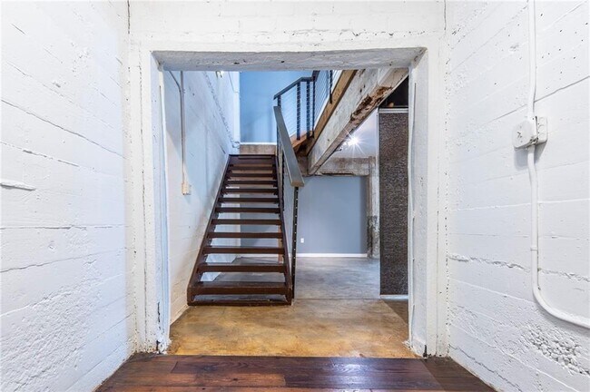 Building Photo - 244 Peters St SW