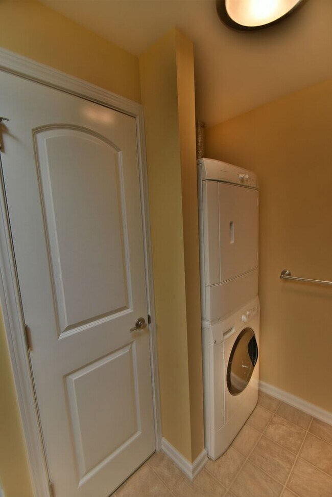 Building Photo - 2Bd/1.5Ba Edmonds Condo