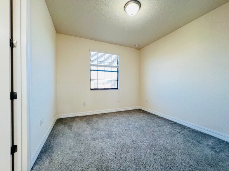 Building Photo - 10441 Stapeley Dr