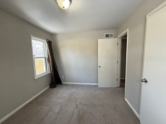 Building Photo - 1420 E 31st St S