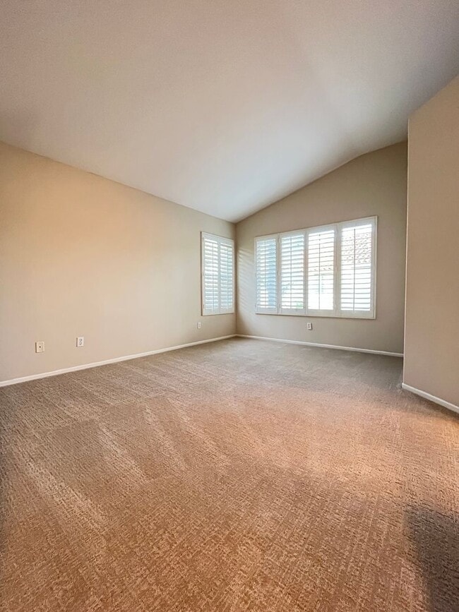 Building Photo - LOVELY 2 STORY DETACHED HOME WITH LARGE LO...