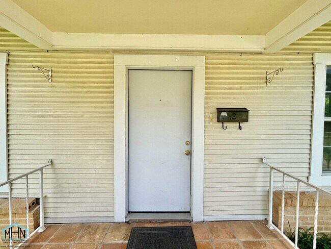 Building Photo - Cozy and Bright 3bedroom/1bath Vintage cha...