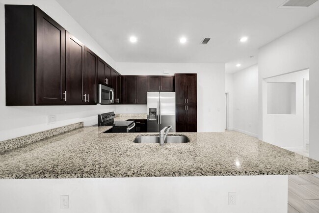 Building Photo - 320-320 SW 7th Terrace