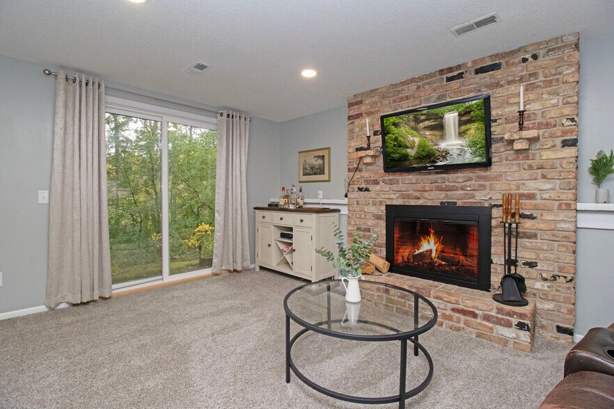 Building Photo - 4462 Johnny Cake Ridge Rd
