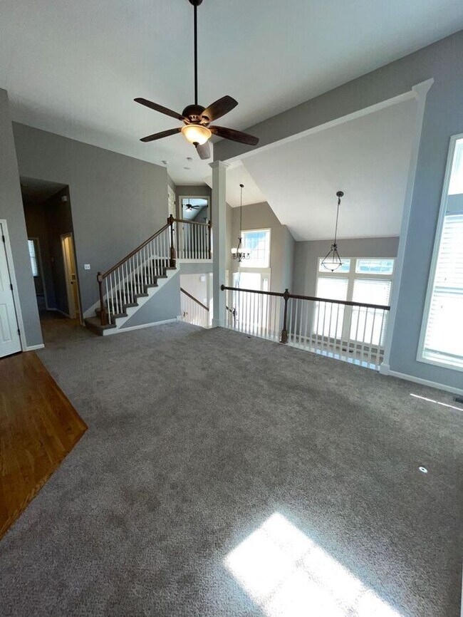 Building Photo - 5 Bedroom, 3 Bathroom California Split Sty...