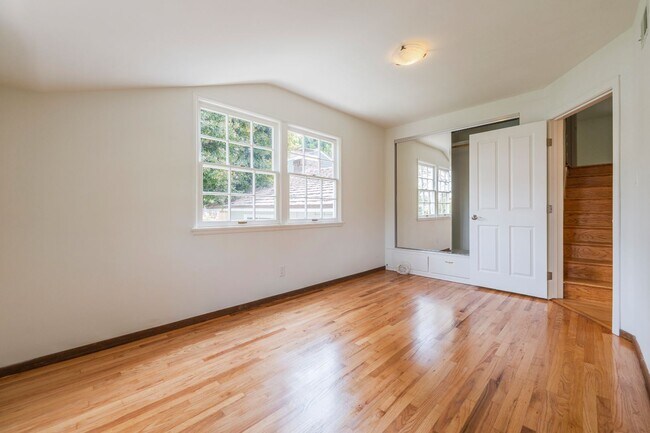 Building Photo - Valmonte 3 bed/3 bath Home plus guest house.
