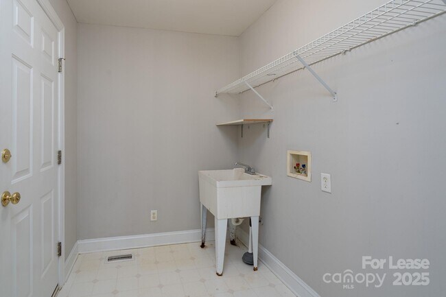 Building Photo - 604 Queenswater Ln