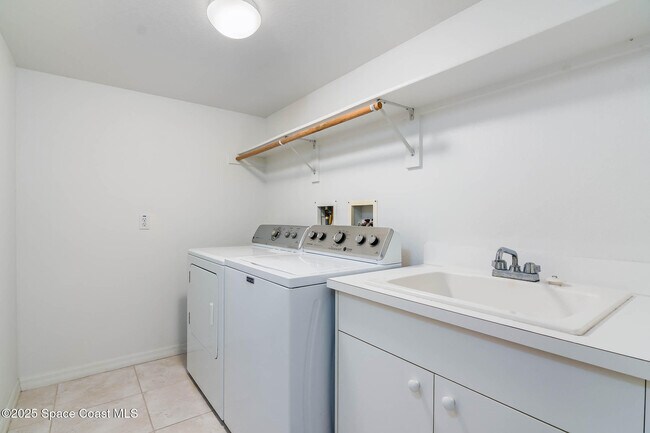 Building Photo - 7048 Sevilla Ct
