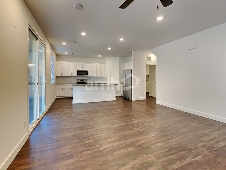 Building Photo - 8939 Tiger Tooth Ave