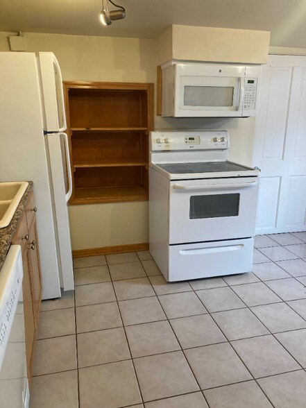 Building Photo - 831 Elati St