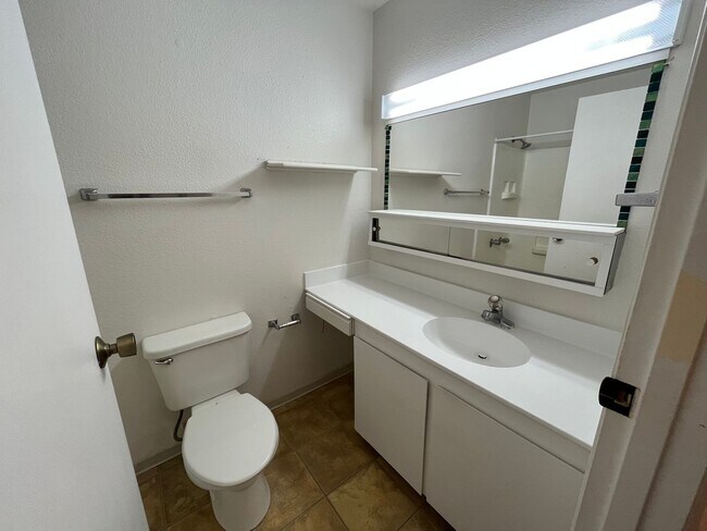 Building Photo - $2200, 2BR/1BA/2PKG Mililani (Mililani Parkway) - Great Location - townhome with A/C