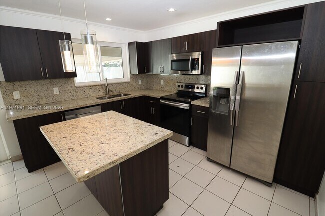 Building Photo - 230 SW 30th Ave