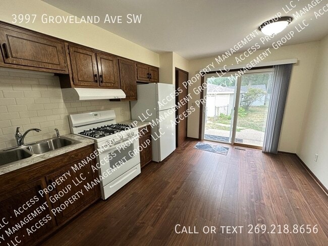 Building Photo - 3997 Groveland Ave SW