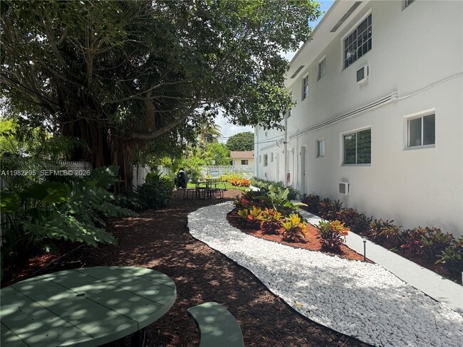 Building Photo - 1300 NE 110th St