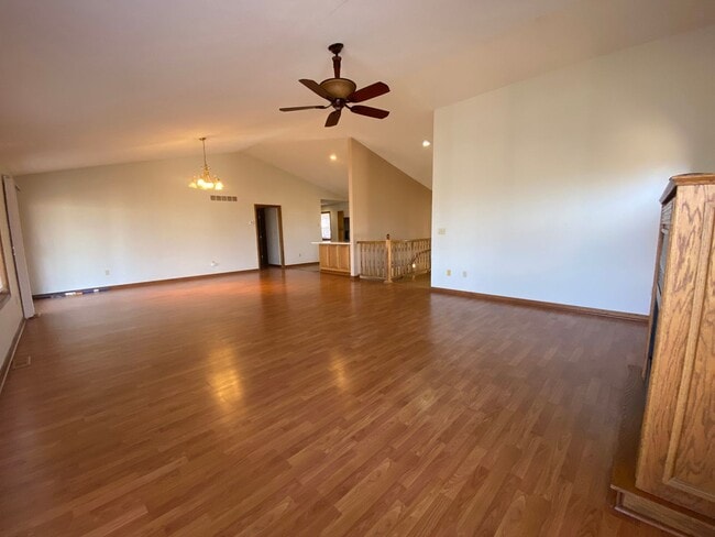 Building Photo - Large 4 Bed /  2 Bath Home