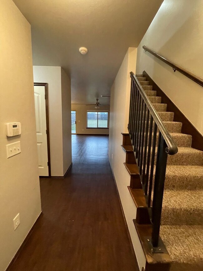 Building Photo - 6923 Mayberry Ln