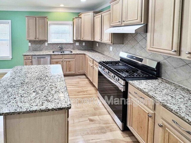 Building Photo - 2435 Manor View