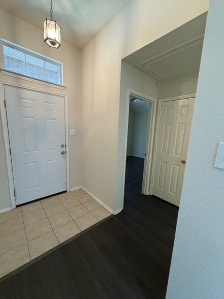 Building Photo - 400 Angler Dr