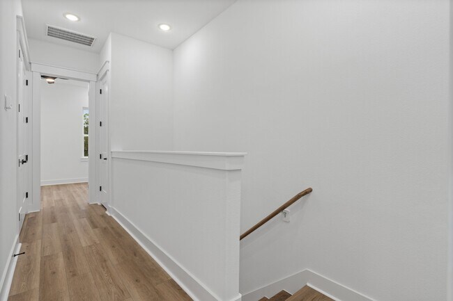 Building Photo - 717 Janisch Rd