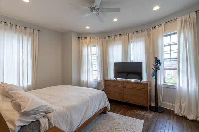 Building Photo - Amazing Property with Great Location