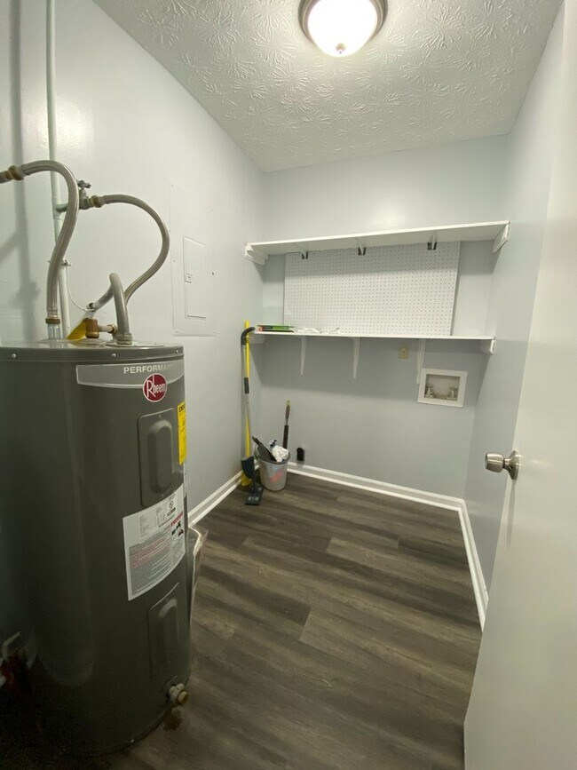 Building Photo - Oakwood Drive (Duplex - 2 Units)