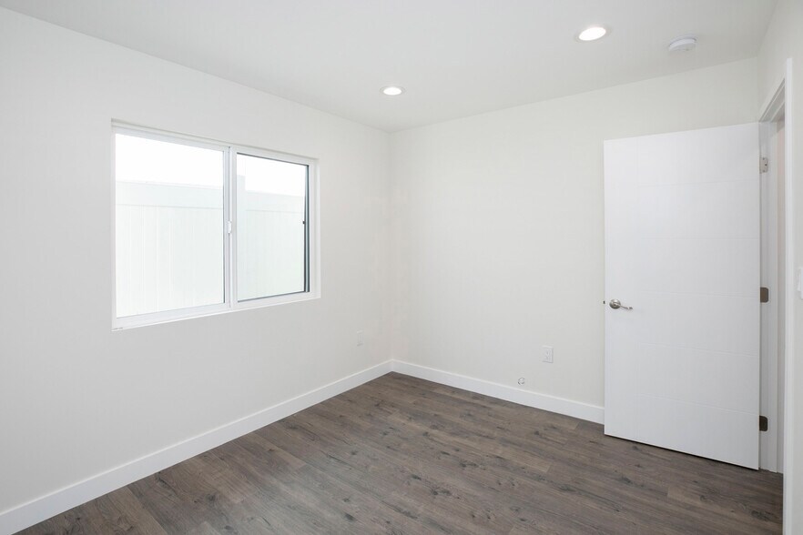 Building Photo - 10422 Woodley Ave