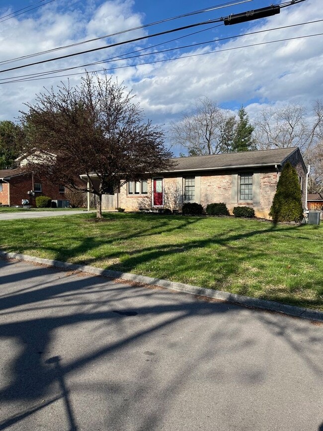 Building Photo - 3 Bedroom / 1 Bath  Johnson City, TN