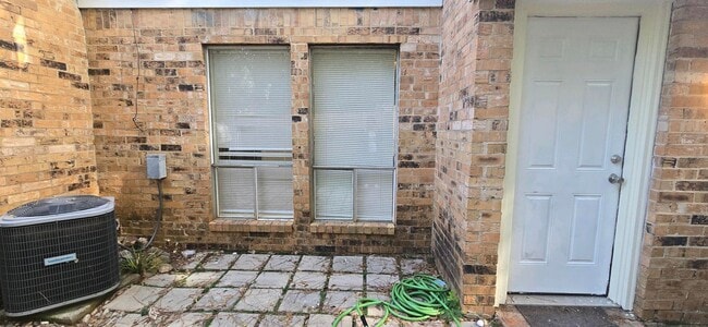 Building Photo - Tour Today!  2/1.5 Townhome in Longview