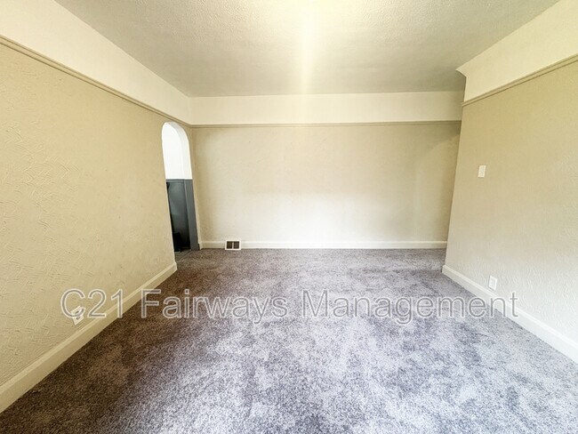 Building Photo - 864 Vankirk St