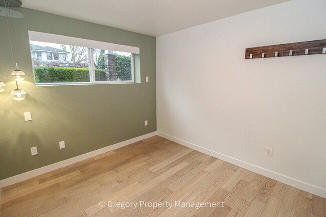 Building Photo - 604 9th Ave