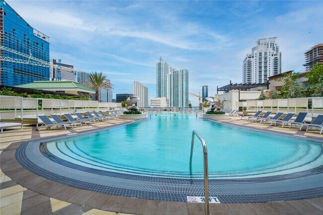 Building Photo - 999 SW 1st Ave