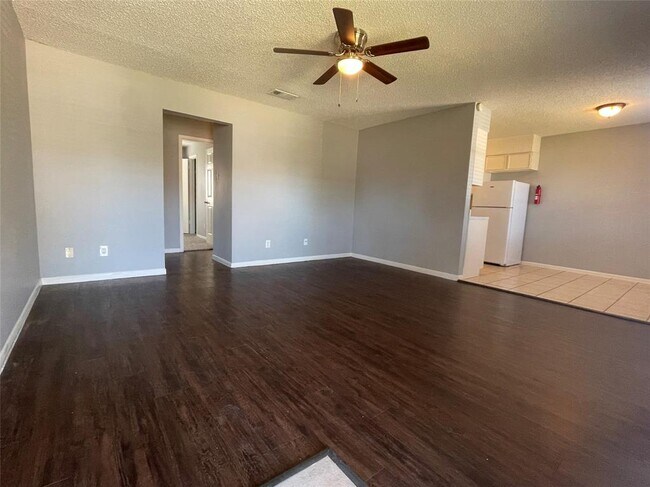 Building Photo - 2700 Sunny Ln