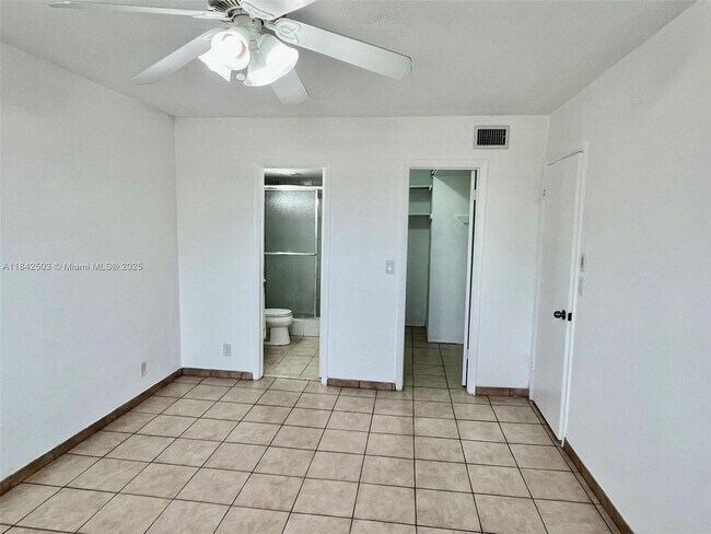Building Photo - 581 Blue Heron Dr