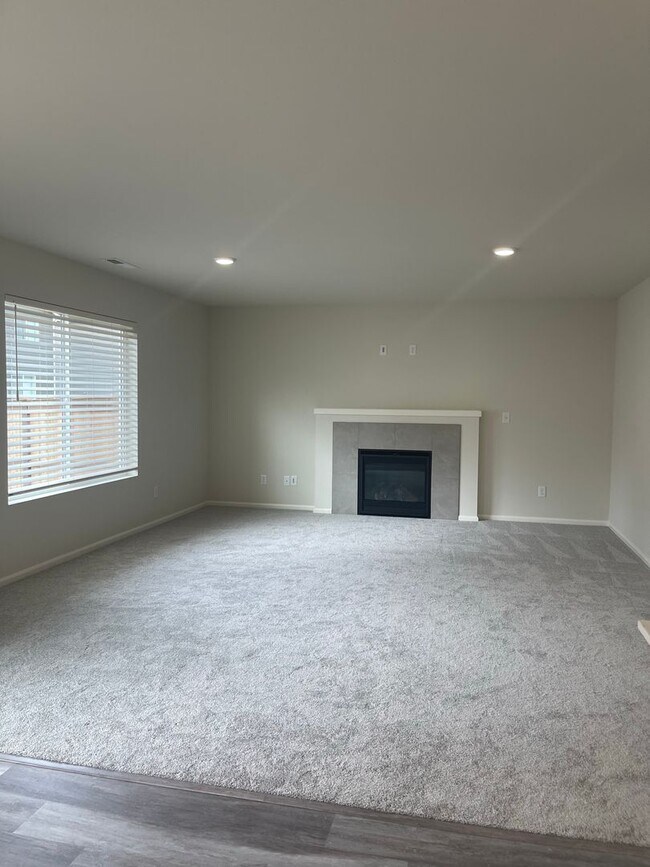 Building Photo - 4 bedrooms + BONUS ROOM And 2.5 baths Tumw...