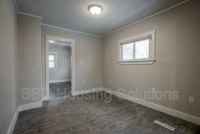 Building Photo - 1211 S Maywood Ave