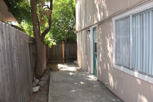 Building Photo - 2213 Roselake Ave