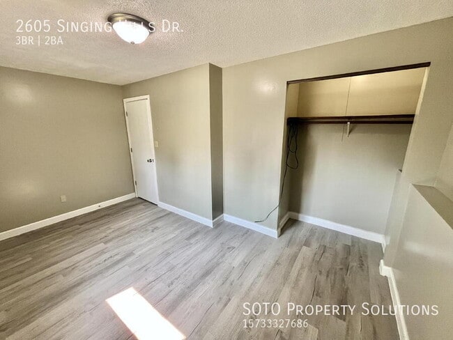 Building Photo - 2605 Singing Hills Dr