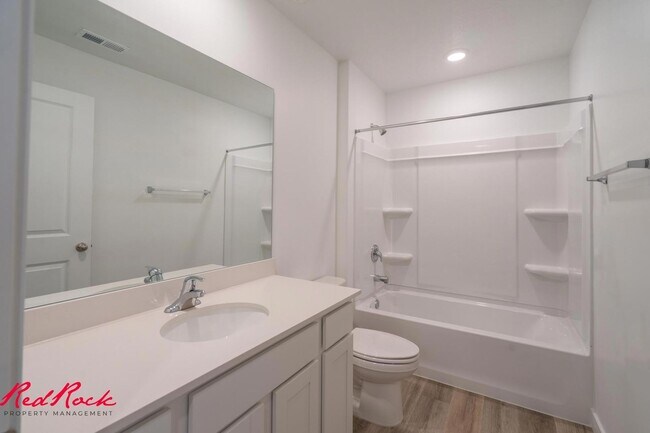 Building Photo - Dog Friendly! 3 Bedroom 2 Bathroom Townhome in Long Valley.