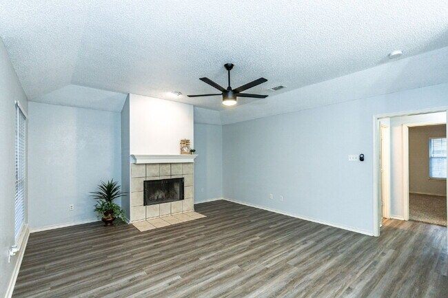 Building Photo - Beautifully remodeled 2/2/2 in very upscal...