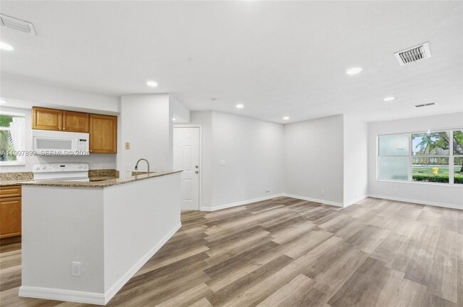 Building Photo - 3310 Pinewalk Dr N