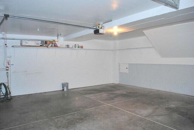 Building Photo - Sharp & Contemporary Townhouse in Beautiful Danville!