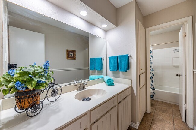 Building Photo - 6030 Gallant Forest Dr