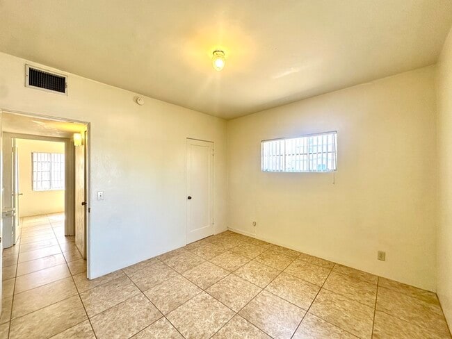 Building Photo - $500 Move In Special! 2 Bedroom Location i...