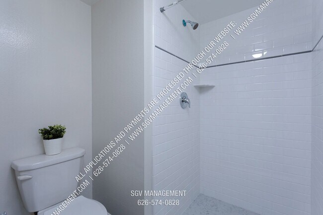 Building Photo - Condo with Pool, Washer & Dryer, Hardwood ...