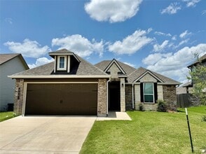 Building Photo - 808 Fallbrook Dr