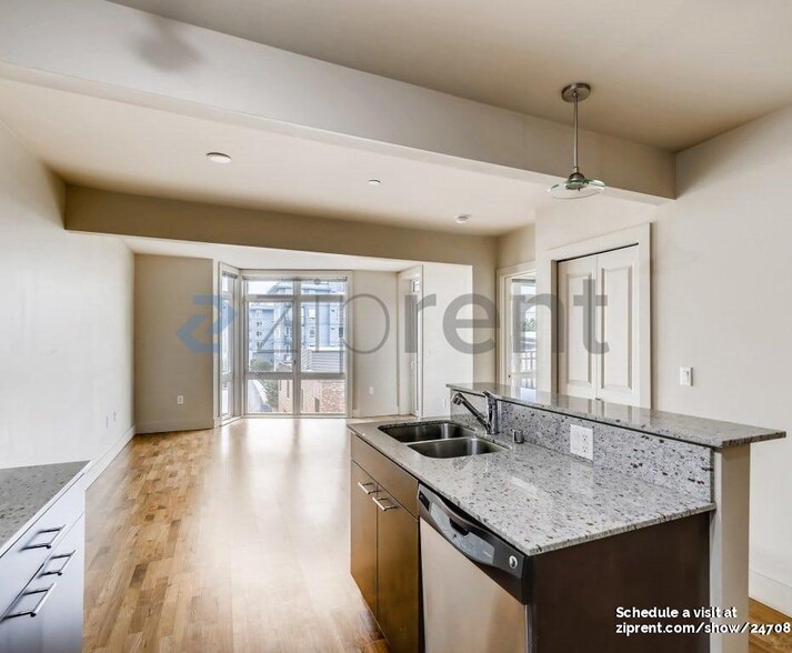 Building Photo - Unit 607