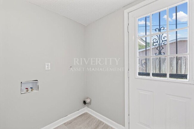 Building Photo - 5040 Colewood Ave